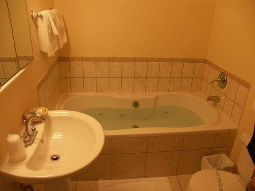 Chalet Beaconsfield Motel ภายนอก รูปภาพ