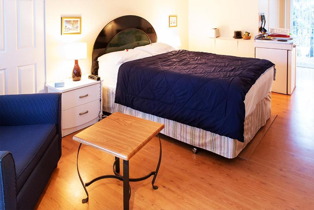 Chalet Beaconsfield Motel ภายนอก รูปภาพ